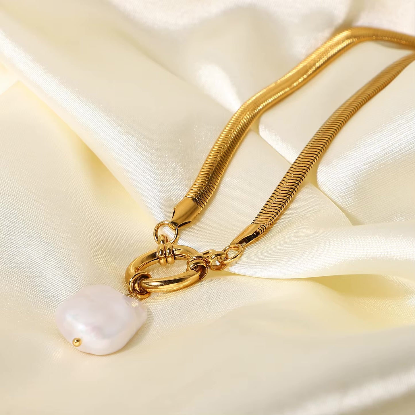 MIA PEARL DROP PENDANT NECKLACE